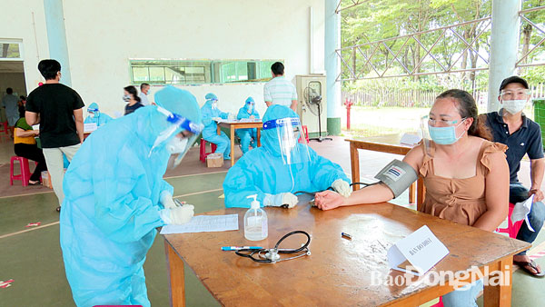 Các sinh viên Trường đại học Điều dưỡng Nam Định (tỉnh Nam Định) tham gia chống dịch tại H.Trảng Bom. Ảnh: Thanh Hải