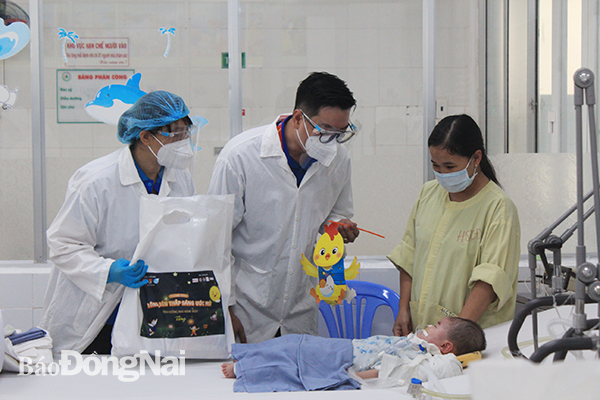  Đại diện Tỉnh đoàn, Hội LHPN tỉnh thăm, tặng quà cho các bệnh nhi đang điều trị tại Bệnh viện nhu đồng Đồng Nai