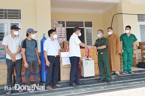 Trưởng ban Dân vận Tỉnh ủy Đào Văn Phước thăm, tặng quà Bệnh viện dã chiến số 4.