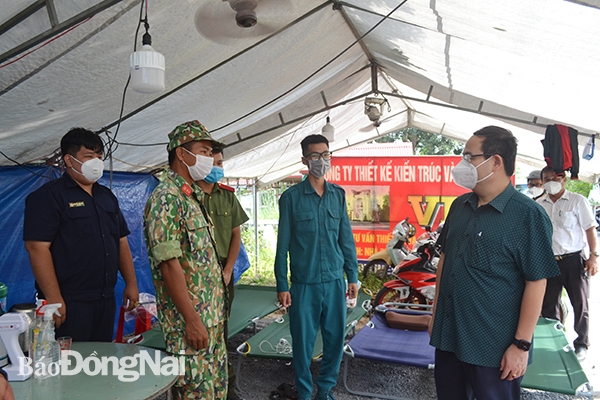 Phó bí thư Tỉnh ủy, Trưởng đoàn đại biểu Quốc hội tỉnh Quản Minh Cường và lãnh đạo H.Long Thành thăm hỏi, động viên lực lượng làm nhiệm vụ tại các chốt kiểm soát dịch bệnh ở khu vực làng Chăm, xã Bình Sơn