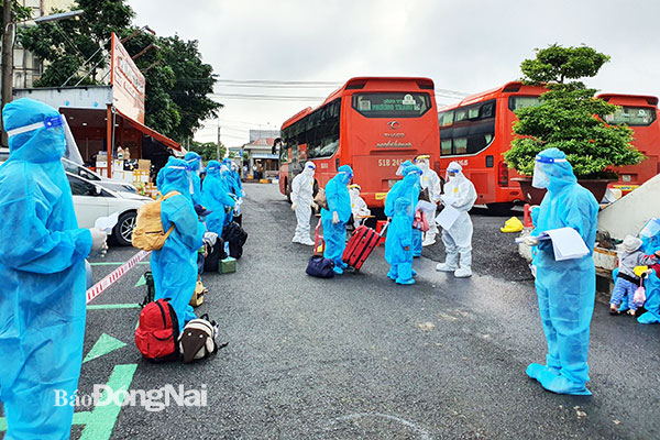 Đồng Nai hỗ trợ công dân về các tỉnh phòng dịch. Ảnh: Nguyễn Hòa