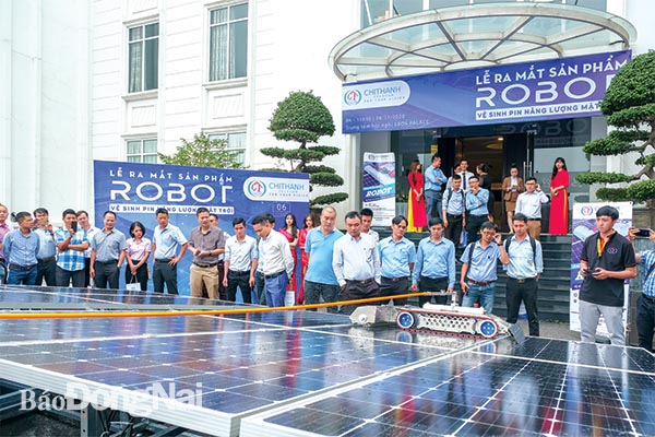 Giới thiệu sản phẩm Robot vệ sinh năng lượng mặt trời của Công ty TNHH Công nghệ viễn thông Chí Thanh, một doanh nghiệp khởi nghiệp ngành công nghệ ở Đồng Nai (ảnh chụp trước tháng 4-2021) Ảnh: VĂN GIA