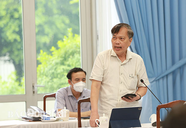 Giám đốc Sở Thông tin - truyền thông Lê Hoàng Ngọc báo cáo tại cuộc họp. Ảnh: Huy Anh
