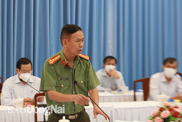 Đại tá Trần Tiến Đạt, Phó giám đốc Công an tỉnh báo cáo tại cuộc họp. Ảnh: Huy Anh