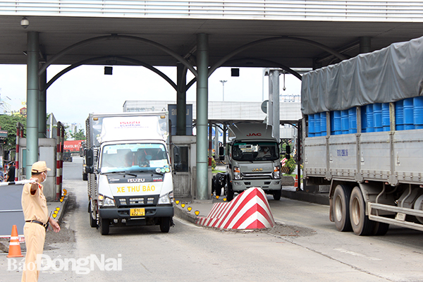 Lực lượng chức năng làm nhiệm vụ kiểm soát tại khu vực chốt kiểm soát giao thông cầu Đồng Nai (quốc lộ 1, TP.Biên Hòa)