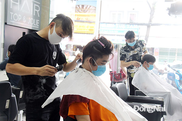 Một tiệm cắt tóc hoạt động trở lại trên đường Phan Đình Phùng (TP.Biên Hòa). Ảnh: Hải Quân