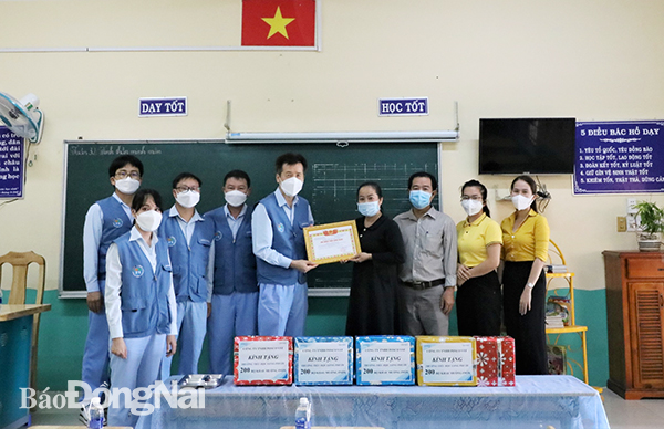 Đại diện ban lãnh đạo Công ty TNHH Posco VST tặng 200 bộ khay muỗng cho lãnh đạo Trường tiểu học Long Phước, H.Long Thành 