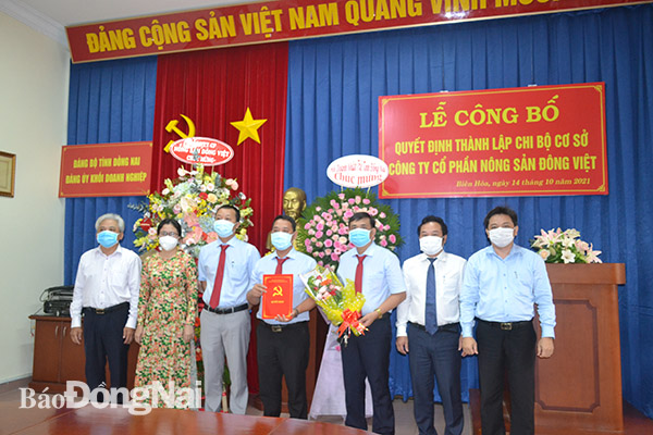 Thường trực Đảng ủy Khối DN tỉnh và lãnh đạo Ban Tổ chức Tỉnh ủy chúc mừng Chi bộ cơ sở công ty cổ phần nông sản Đông Việt.