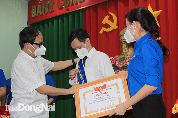 Đồng chí Quản Minh Cường, Phó Bí thư Tỉnh ủy, Trưởng đoàn đại biểu Quốc hội tỉnh Đồng Nai trao băng đeo cho các gương mặt trẻ tiêu biểu