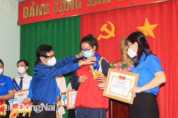 Đồng chí Nguyễn Sơn Hùng, Phó chủ tịch UBND tỉnh trao băng đeo cho gương mặt trẻ tiêu biểu được tuyên dương