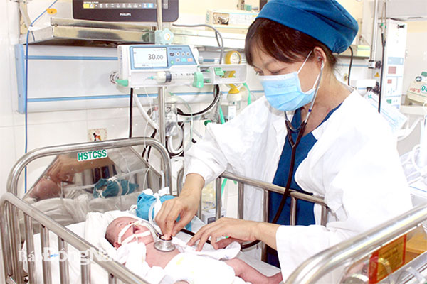 BS Trần Thị Bích Phượng thăm khám cho em bé là con của chị N.T.V.