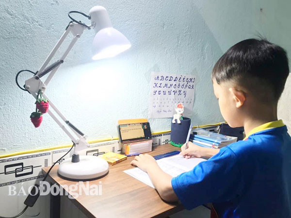 Học sinh một trường tiểu học tại TP.Biên Hòa đang học trực tuyến tại nhà chờ ngày mở cửa trường học trở lại. Ảnh: C.Nghĩa