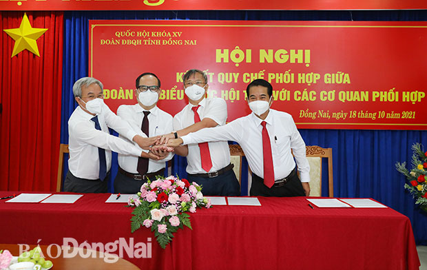 Lãnh đạo Đoàn Đại biểu Quốc hội, HĐND, UBND và Ủy ban MTTQ Việt Nam tỉnh cùng cam kết thực hiện quy chế phối hợp. Ảnh:Huy Anh