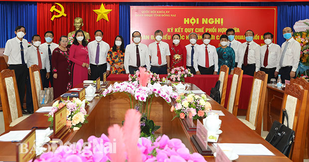Lãnh đạo Đoàn Đại biểu Quốc hội, HĐND, UBND và Ủy ban MTTQ Việt Nam tỉnh cùng các đơn vị tham dự lễ ký kết chụp hình lưu niệm