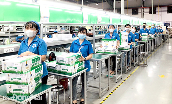 Công nhân Công ty TNHH Group Intellect Power Technology Việt Nam (TP.Long Khánh) được công ty tặng sữa sau 3 tháng gắn bó làm việc “3 tại chỗ”. Ảnh: L.Mai