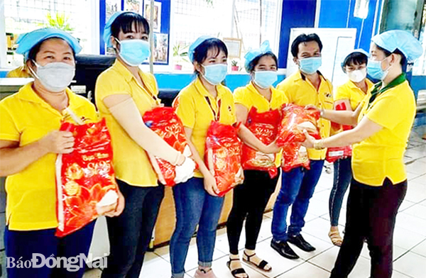 Công ty TNHH Hwaseung Vina (H.Nhơn Trạch) tặng quà cho công nhân trở lại làm việc. Ảnh: T.My