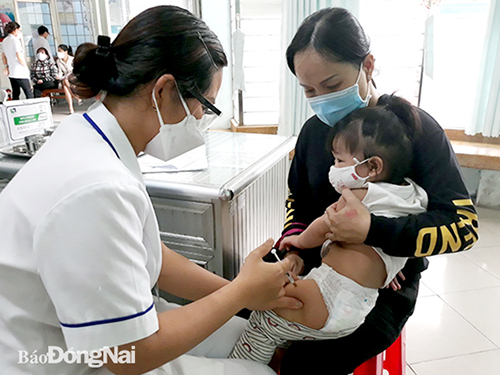 Trẻ tiêm vaccine phòng bệnh tại Trung tâm Kiểm soát bệnh tật tỉnh. Ảnh: S.Mai