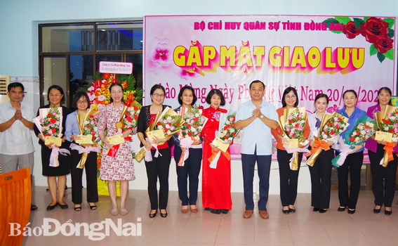 Đại tá Vũ Văn Điền tặng hoa chúc mừng các đồng chí nữ lãnh đạo của tỉnh và nữ quân nhân LLVT tỉnh