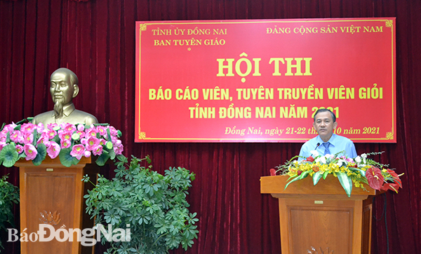 Phó ban Tuyên giáo Tỉnh ủy Phạm Tấn Linh nhận xét tại hội thi