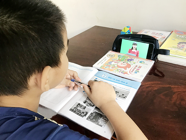 Nhiều học sinh mong muốn trở lại trường học sau thời gian học online. Trong ảnh: Một học sinh lớp 2  Trường tiểu học Tân Mai (P.Tân Mai, TP.Biên Hòa) trong giờ học online