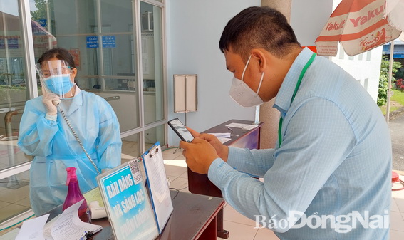 Người dân quét mã QR khai báo y tế khi đến cơ sở khám, chữa bệnh