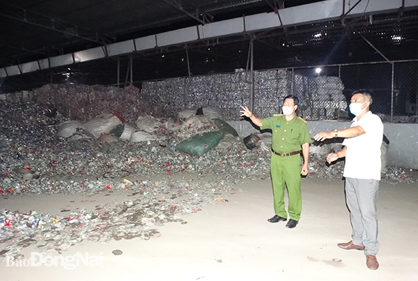 Thượng tá Trần Anh Sơn trực tiếp xuống hiện trường chỉ đạo xử lý hành vi vi phạm của công ty xả thải ra môi trường