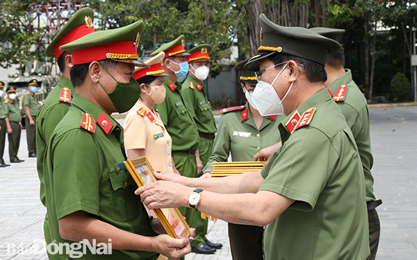 Thượng tướng Nguyễn Văn Sơn, Thứ trưởng Bộ công an trao bằng khen tặng các tập thể, cá nhân có thành tích xuất sắc