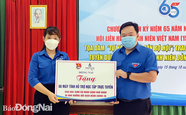 Đại diện Tỉnh đoàn trao tặng nguồn lực tại H.Long Thành (Ảnh: Tỉnh đoàn cung cấp)