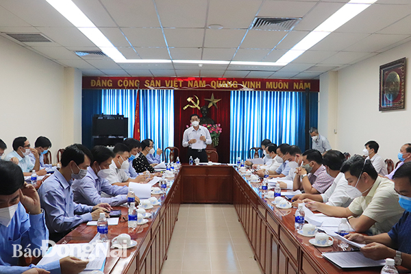 Phó chủ tịch UBND tỉnh Võ Văn Phi chỉ đạo tại cuộc họp.