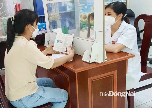 Điều dưỡng Nguyễn Thị Hồng Lam, Khoa Phòng chống HIV/AIDS (thuộc Trung tâm Kiểm soát bệnh tật tỉnh) tư vấn cho một bệnh nhân nhiễm HIV về cách chăm sóc sức khỏe và nâng cao sức đề kháng. Ảnh: Phương Liễu