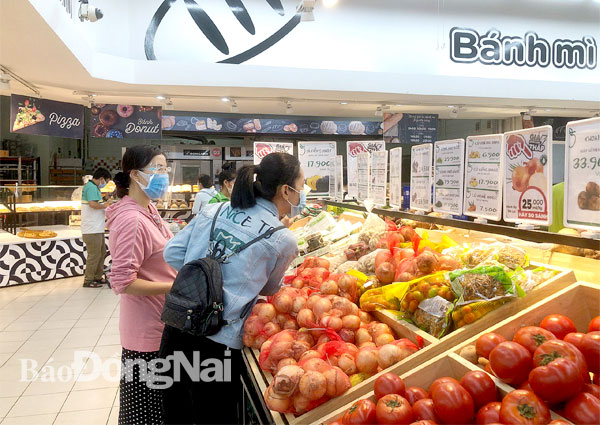 Người dân chọn mua các mặt hàng nông sản tại một siêu thị ở TP.Biên Hòa