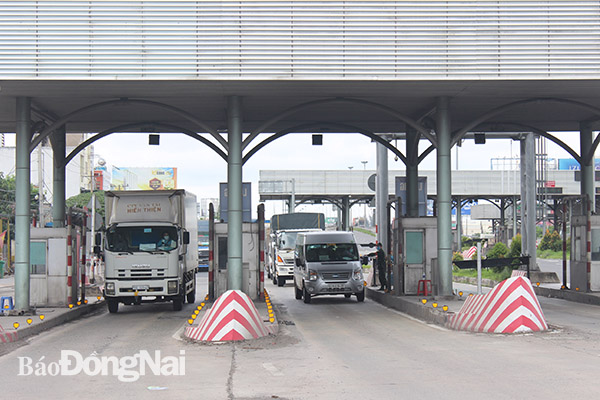 Phương tiện lưu thông qua chốt kiểm soát giao thông khu vực cầu Đồng Nai (đoạn qua TP.Biên Hòa).