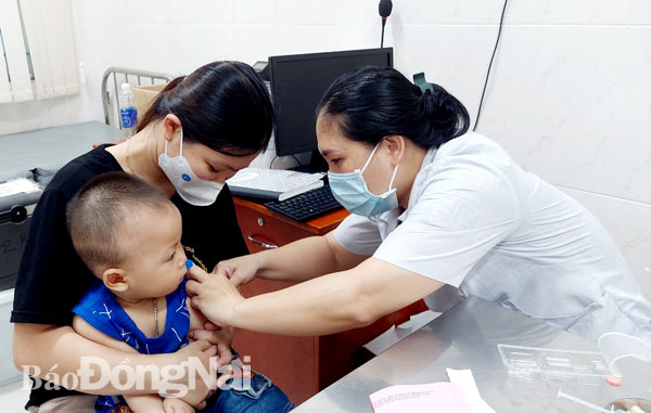 Tiêm vaccine phòng bệnh cho trẻ tại Trung tâm Kiểm soát bệnh tật tỉnh