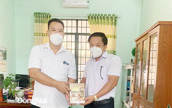 Phó trưởng phòng NN-PTNT H.Thống Nhất Nguyễn Thế Vinh trao quà cho địa phương phòng, chống dịch bệnh. Ảnh: Nguyễn Thế