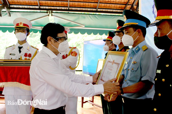 Phó chủ tịch UBND tỉnh Nguyễn Sơn Hùng trao bằng khen của UBND tỉnh cho các đơn vị quân đội giúp Đồng Nai chống dịch. Ảnh: T.Lâm