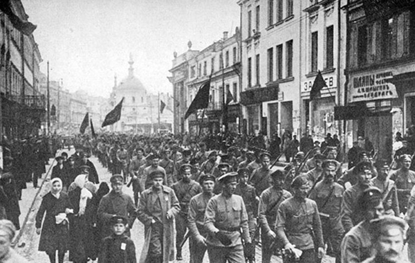 Người dân và lực lượng khởi nghĩa diễu hành tại Saint Petersburg chúc mừng thành công của cuộc cách mạng ngày 7-11-1917