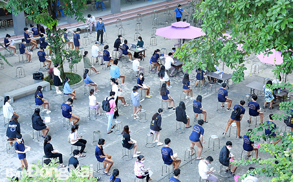 Học sinh Trường TH-THCS-THPT Bùi Thị Xuân xếp hàng ngay ngắn, giữ khoảng cách trước khi được tiêm vaccine