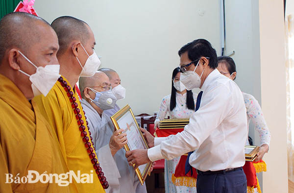 Đồng chí Nguyễn Sơn Hùng, Phó chủ tịch UBND tỉnh trao bằng khen của UBND tỉnh cho các tập thể cá nhân xuất sắc