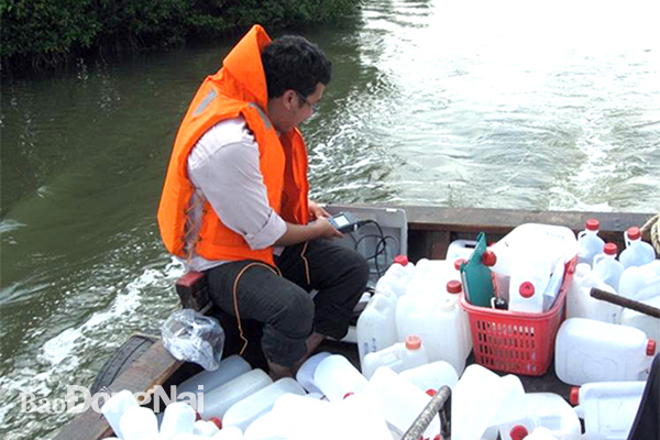 Sở TN-MT lấy mẫu quan trắc nước trên sông Đồng Nai
