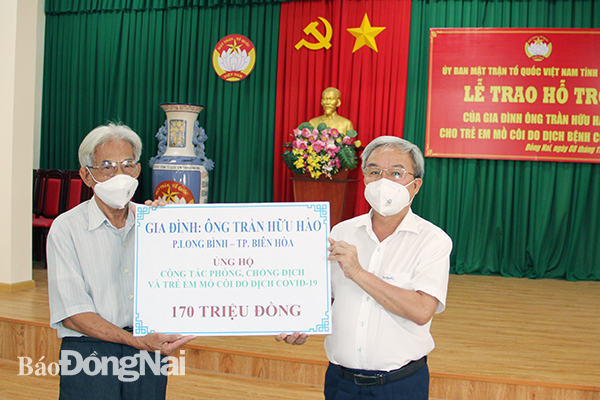 Chủ tịch Ủy ban MTTQ Việt Nam tỉnh Cao Văn Quang tiếp nhận biểu trưng 170 triệu đồng do gia đình ông Trần Hữu Hào trao tặng.