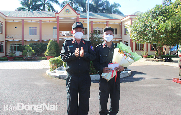 : Đại diện lãnh đạo Trung đoàn Cảnh sát cơ động Nam Trung bộ trao thưởng cho thượng sĩ Trần Hữu Hoàng, người trực tiếp bắt giữ đối tượng
