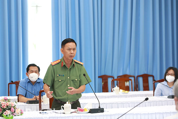 Đại tá Trần Tiến Đạt, Phó giám đốc Công an tỉnh báo cáo số lượng người dân về quê trong thời gian qua. Ảnh: Huy Anh
