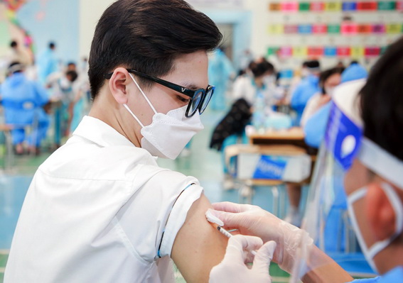 Tiêm vaccine phòng Covid-19 cho học sinh Trường THPT Lê Qúy Đôn – Long Bình Tân, TP.Biên Hòa (ảnh: Trường LQĐ-LBT)