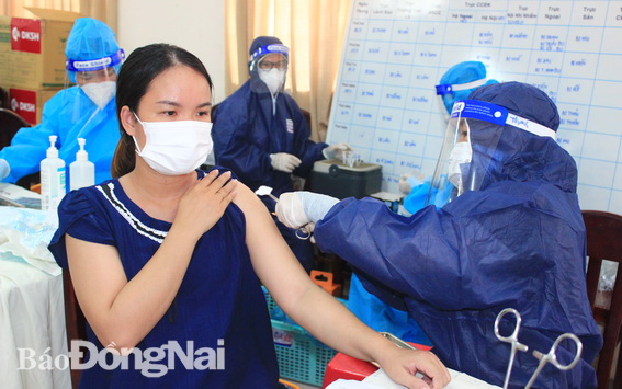 Tiêm vaccine phòng Covid-19 cho người dân trong tỉnh.