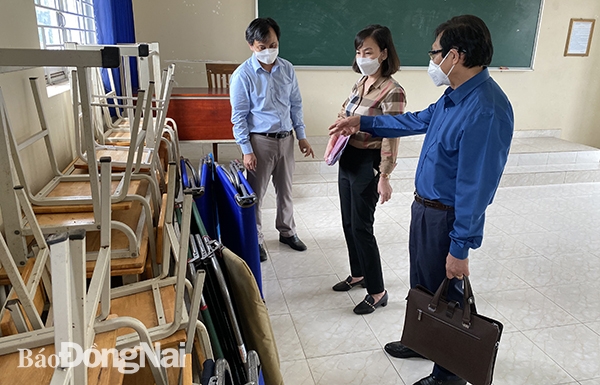 Phó chủ tịch UBND tỉnh Nguyễn Sơn Hùng kiểm tra công tác chuẩn bị cho học sinh đi học trở lại tại Trường THPT Nhơn Trạch