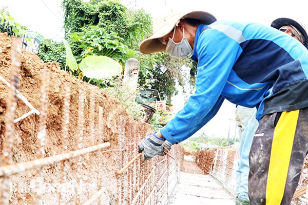 Giá các loại vật liệu xây dựng, nhất là sắt thép tăng cao có nguy cơ ảnh hưởng đến tiến độ thi công các công trình. Trong ảnh: Công nhân thi công dự án Cải tạo, nâng cấp đường tỉnh 768, H.Vĩnh Cửu