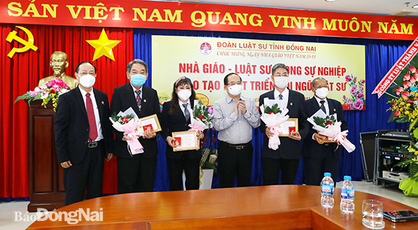 Phó bí thư Tỉnh ủy Quản Minh Cường, Trưởng đoàn Đại biểu Quốc hội tỉnh trao tặng kỷ niệm chương Vì sự nghiệp phát triển luật sư Việt Nam cho 13 luật sư tại buổi họp mặt. Ảnh: Huy Anh