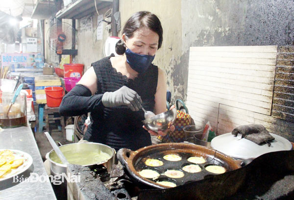 Quán bánh khọt gần 20 năm tuổi ở dốc chợ Kỷ Niệm nằm đối diện Trường THPT Ngô Quyền (TP.Biên Hòa). Ảnh: Hải Hà