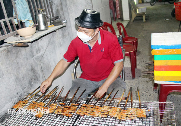 Các xiên chả lụi được nướng trên bếp than hồng ở quán Minh Ánh - một quán chả lụi lâu đời trên đường Huỳnh Văn Nghệ (P.Bửu Long, TP.Biên Hòa). Ảnh: Hải Hà