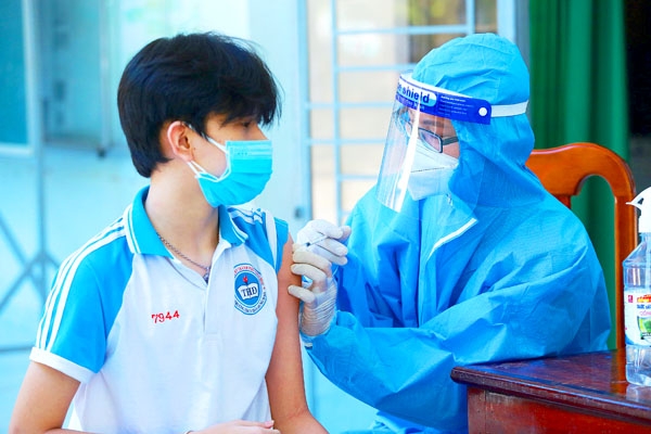 Học sinh THCS trên địa bàn tỉnh được tiêm vaccine phòng Covid-19. Trong ảnh: Học sinh Trường THCS Trần Hưng Đạo (TP.Biên Hòa) được tiêm vaccine